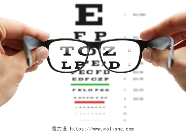 白色背景手拿黑框眼镜眼睛视力测试图表看在眼图表眼镜